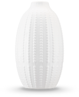 Die Vase Little Flora 21 cm in gebrochenem Weiß ist eine matte Keramikvase mit einem erhabenen, von Seeigeln inspirierten Punktmuster – ideal für künstliche Blumen – vor einem schlichten weißen Hintergrund.