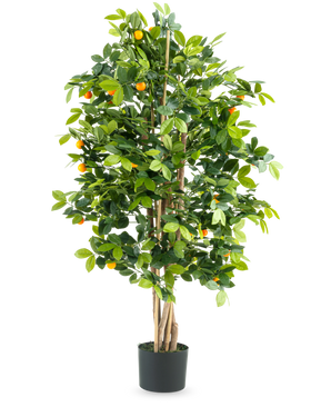 Der künstliche Orangenbaum 120 cm Deluxe ist ein hoher künstlicher Orangenbaum mit grünen Blättern und kleinen orangefarbenen Früchten in einem schwarzen Topf vor einem schlichten weißen Hintergrund.