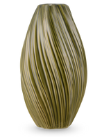 Die Vase Soft Dune 26 cm grün ist eine hohe, olivgrüne Keramikvase mit länglicher Form und vertikalen Wellenrippen, die eine natürliche Textur erzeugen. Dargestellt auf weißem Hintergrund.