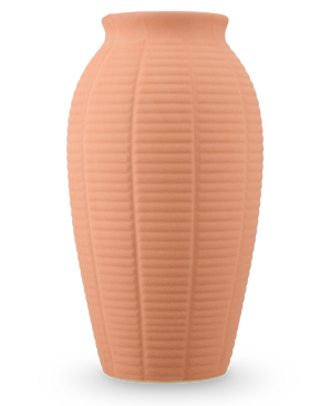 Die Vase Wild Petal 26 cm Terra ist eine hohe, pfirsichfarbene Keramikvase mit vertikal gerippter Struktur und leicht ausgestelltem Rand.