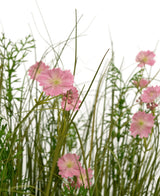 Der feuerhemmende feuerhemmende 90-cm-Kunstrasen-Zwiebelgrastopf mit rosa Gesangsblumen hat rosa Blüten mit einem hellgrünen Herzen, die zwischen hohem, dünnem Gras und üppigen Blattpflanzen blühen, alles vor einem weißen Hintergrund.