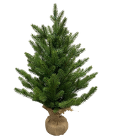 Der künstliche Weihnachtsbaum Mini „Munchi“ 60 cm (100 % PE) ist eine kleine, grüne Kiefer mit dichten Ästen. Seine Basis ist in Sackleinen gewickelt und mit Bindfaden zusammengebunden und steht aufrecht vor einem schlichten weißen Hintergrund.