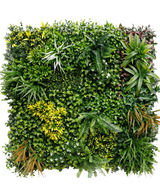 Die künstliche Hecke Eternity 100 x 100 cm UV verfügt über eine quadratische Platte aus verschiedenen Grünpflanzen, darunter Farne, Efeu und üppiges Blattwerk, die einen dichten vertikalen Garten im Innen- oder Außenbereich vor einem weißen Hintergrund schaffen.