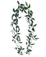 Die künstliche Smilax-Girlande 180 cm ist ein Kranz in Form des Buchstabens O, bestehend aus langen grünen Blattzweigen mit kleinen Büscheln dunkler Beeren vor einem schlichten weißen Hintergrund.