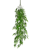 Die künstliche Hängepflanze Bamboo UV 80 cm hat lange, schlanke grüne Blätter, die elegant vom Stiel herabhängen, vor einem schlichten weißen Hintergrund.