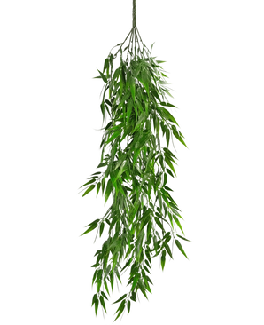 Die künstliche Hängepflanze Bamboo UV 80 cm hat lange, schlanke grüne Blätter, die elegant vom Stiel herabhängen, vor einem schlichten weißen Hintergrund.