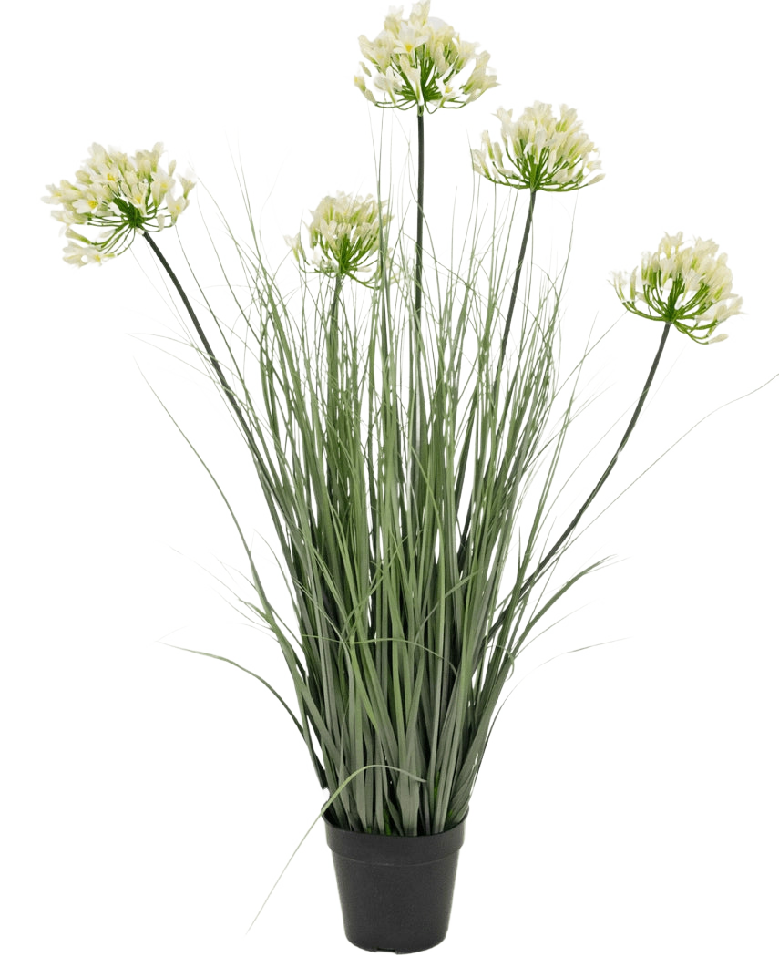 Der feuerhemmende Kunstgras-Topf Agapanthus-Zwiebelgras weiß 90 cm ist eine Kunstpflanze in einem Topf mit hohen grünen Blättern und sechs Büscheln kleiner, hellgelber Blüten an langen Stielen vor einem schlichten weißen Hintergrund.