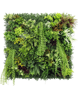 Die künstliche Hecke Lush Deco Deluxe 100 x 100 cm UV ist ein quadratisches, vertikales Gartenpaneel mit dichtem, strukturiertem Grün mit einer Mischung aus Blattpflanzen, Farnen und Gräsern – perfekt für die Schaffung einer lebendigen natürlichen Darstellung vor einem weißen Hintergrund.
