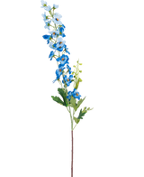 De Kunstbloem Delphinium 79 cm blauw heeft een enkele lange steel met blauwe bloemen in trossen en groene bladeren tegen een witte achtergrond. De bloemen gaan van licht- naar diepblauw langs de bovenkant van de steel.