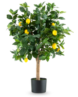 De Kunstplant Citroenboom 90 cm is een kunstmatige citroenboom in pot met groene bladeren en felgele citroenen, afgebeeld tegen een effen witte achtergrond.