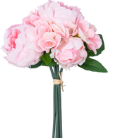 Het Kunstboeket mix bloemen Real Touch Roze 30 cm heeft lichtroze kunst-pioenrozen en hortensia met groene bladeren, samengebonden met bruin touw, tegen een egale witte achtergrond.