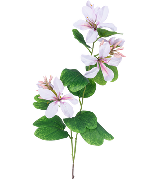 De Kunstbloem Rhododendron 85 cm licht roze heeft een slanke groene steel met trossen grote, witte bloemen met lichtroze hart en nerven, geaccentueerd door brede groene bladeren, tegen een witte achtergrond.