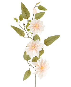 Eine detaillierte Kunstblumen-Clematis von 81 cm in der Farbe „Old Cream“ besteht aus drei hellrosa Blüten, verschiedenen grünen Blättern und einigen Knospen vor einem schlichten weißen Hintergrund.