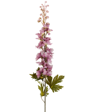 Ein einzelner Stiel der künstlichen Blume Delphinium 79 cm malvenfarben mit mehreren nach oben blühenden malvenfarbenen rosa und violetten Blüten, akzentuiert durch grüne Blätter, abgebildet vor einem weißen Hintergrund.