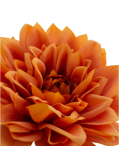 Nahaufnahme der Kunstblume Dahlia Real Touch orange 54 cm, einer orangefarbenen Kunstblume mit geschichteten Blütenblättern, dargestellt vor einem weißen Hintergrund.