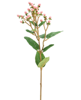 De Kunstbloem Hypericum 65 cm roze heeft trosjes kleine roze bloemknoppen en groene bladeren op een lange, slanke bruine stengel, tegen een effen witte achtergrond.