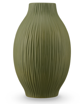 De Vaas Silent Leaf 25 cm groen is een vaas van groen keramiek met een matte afwerking en verticale groeven op het ronde, licht taps toelopende lichaam, tegen een effen witte achtergrond.
