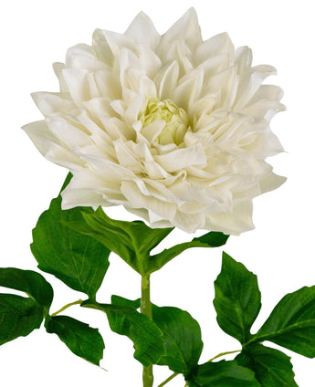 Die Kunst Georgine Real Touch weiß 70 cm zeigt eine große weiße Dahlie in voller Blüte mit geschichteten Blütenblättern auf einem grünen Stiel und Blättern vor einem schlichten weißen Hintergrund.