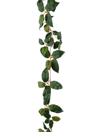 Die künstliche Tradescantia-Girlande grün 180 cm hat eine lange, hängende Kletterpflanze mit grünen, ovalen Blättern und dünnen, rötlichen Stielen, dargestellt vor einem weißen Hintergrund.