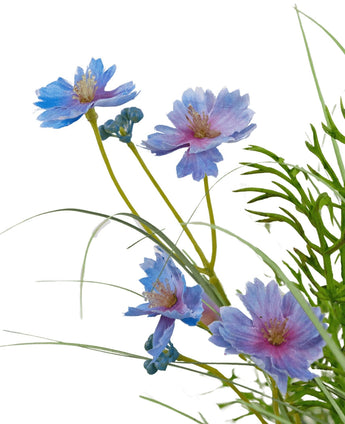Kunstrasen, violetter Gesangsblumen-Zwiebelgrastopf, 90 cm, mit zarten violetten und blauen Blüten mit gelber Mitte und schlanken grünen Stielen, umgeben von feinen grünen Blättern. Feuerhemmend, ideal vor einem weißen Hintergrund.