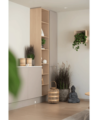 Eine minimalistische Inneneinrichtung mit hellen Holzplanken, dekorativen Körben, Topfpflanzen und dem Kunstrasen Raupen-Zwiebelgras Bonsai 100 cm (feuerhemmend) schafft eine ruhige, gelassene Atmosphäre. Neutrale Töne und sanfte Beleuchtung verstärken die friedliche Atmosphäre.