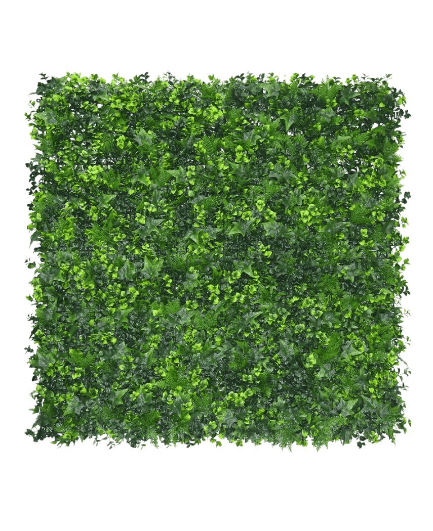Die künstliche Heckenmattenmischung 50 x 50 cm verfügt über dichtes, künstliches grünes Blattwerk in verschiedenen Farbtönen, ordentlich angeordnet, um einen lebendigen Greenwall-Effekt vor einem schlichten weißen Hintergrund zu erzeugen.