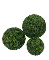 De Kunstplant Buxus romeinse stijl UV D30cm is een kunst vormsnoeibol met dichte, kleine groene bladeren voor een levensechte uitstraling, afgebeeld op een witte achtergrond.