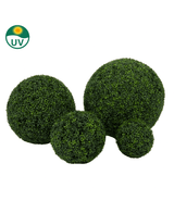 De Kunstplant Buxus Romeinse stijl UV D55cm heeft vier kunsttuibollen van verschillende grootte met dicht groen gebladerte. Een UV-label met een zonne-icoon linksboven geeft de UV-bestendigheid aan. De achtergrond is effen wit.