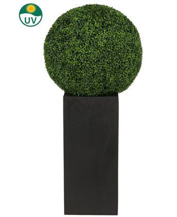 De Kunstplant Buxus romeinse stijl UV D65cm, een ronde kunst buxus vormboom, staat op een hoge rechthoekige zwarte plantenbak met een UV zonwering icoon linksboven tegen een witte achtergrond.