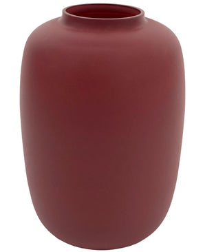 De Vaas Artic Roze Ø21 x H29 cm is een eenvoudige vaas van kastanjebruin keramiek met een matte afwerking, een brede ronde vorm en een smalle opening aan de bovenkant.