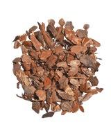 Een stapel Vulmateriaal Boomschors-Houtschors 15L, bestaande uit gedroogde bruine boomschorssnippers, is in een cirkelvorm gerangschikt op een witte achtergrond.