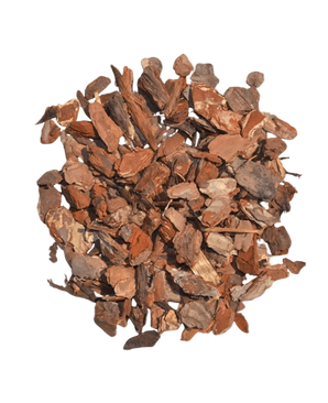 Een stapel Vulmateriaal Boomschors-Houtschors 15L, bestaande uit gedroogde bruine boomschorssnippers, is in een cirkelvorm gerangschikt op een witte achtergrond.