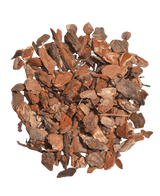 Een stapel Vulmateriaal Boomschors-Houtschors 15L middelgrote bruine schorssnippers verspreid op een witte achtergrond.