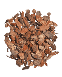 Een stapel Vulmateriaal Boomschors-Houtschors 15L middelgrote bruine schorssnippers verspreid op een witte achtergrond.