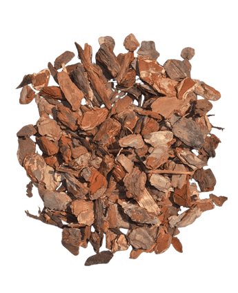 Een stapel Vulmateriaal Boomschors-Houtschors 15L middelgrote bruine schorssnippers verspreid op een witte achtergrond.