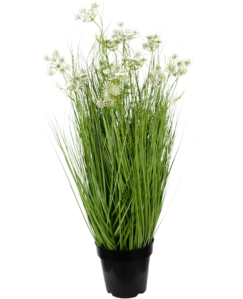 Das 90 cm große, feuerhemmende künstliche Zwiebelgras mit Wurzelblumen hat lange, schlanke grüne Blätter und zarte weiße Blütenbüschel in einem Topf vor einem schlichten weißen Hintergrund.