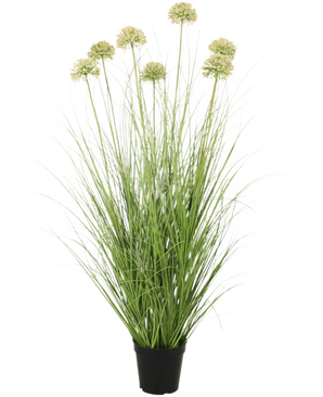 De Kunst Grasplant Ui 90 cm brandvertragend heeft lange, slanke groene bladeren en hoge stengels met ronde, lichtgele bloemtrossen - een elegante, brandvertragende kunstplant voor elke ruimte.