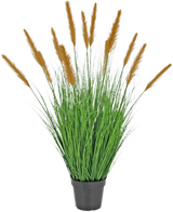 De Kunst Grasplant Struisriet 100 cm brandvertragend heeft lange, slanke groene bladeren en hoge bruine pluimen in een zwarte pot. Het is een levensecht, brandvertragend siergras dat perfect is voor groene decoratie.
