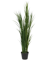 De Kunstgras Groen UV 150cm is een hoge kunstgrasplant met lange, slanke groene bladeren in een kleine zwarte pot, afgebeeld tegen een effen witte achtergrond.