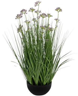 De Kunstgras Prei Bloem Ui Graspot 60cm brandvertragend is een kunstplant in pot met slanke groene grasachtige bladeren en lange stelen met trossen lichtpaarse bloemen, in een ronde zwarte pot.