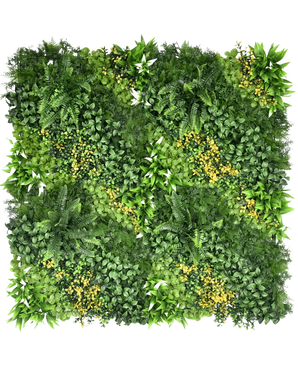 De Kunsthaag Limerence 100x100 cm UV is een vierkant paneel vol weelderige groene bladeren, varens en gele bloemtrossen, die van bovenaf gezien op een levendige kunstmatige plantenmuur lijken.