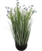 Der violette Gesangsblumen-Zwiebelgrastopf mit künstlichem Gras (90 cm, feuerfest) besteht aus hohem, dünnem grünem Kunstrasen und zarten hellvioletten Blüten in einem schwarzen Topf vor einem weißen Hintergrund.