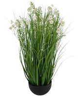 Der weiße Zwiebelgrastopf „Gesang Flower“ aus Kunstrasen ist eine 90 cm große, feuerhemmende Kunstpflanze mit langen, dünnen grünen Blättern und zarten weißen Blüten in einem runden schwarzen Topf vor einem schlichten weißen Hintergrund.
