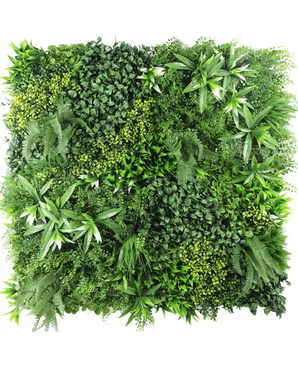 Die künstliche Hecke Freshness 100x100 cm UV ist eine quadratische Platte, die dicht mit verschiedenen grünen Blättern bedeckt ist, mit unterschiedlichen Blattformen und -texturen, um einen üppigen, lebendigen vertikalen Garten vor einem weißen Hintergrund zu schaffen.