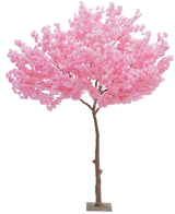 Der künstliche Baum Kirschblütenrosa 270 cm ist ein hoher künstlicher Weihnachtsbaum mit einem schlanken braunen Stamm und dichten Büscheln leuchtend rosa Blüten vor einem schlichten weißen Hintergrund.
