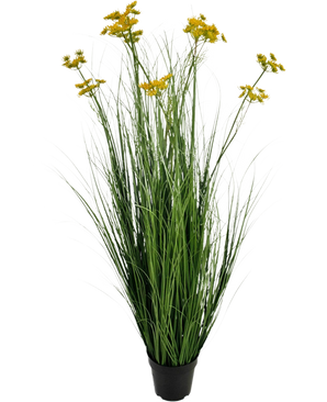 De Kunstgras Wortel Bloem Ui Graspot 120cm brandvertragend heeft lange, slanke groene grasachtige bladeren en trosjes kleine gele bloemen op lange stelen, gerangschikt in een pot en tegen een witte achtergrond.
