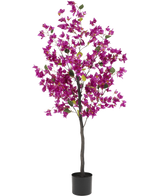 De Kunstplant Bougainvillea 150 cm Paars heeft een hoge, slanke stam met levendige paarse bloemen en groene bladeren, in een eenvoudige zwarte pot tegen een witte achtergrond.