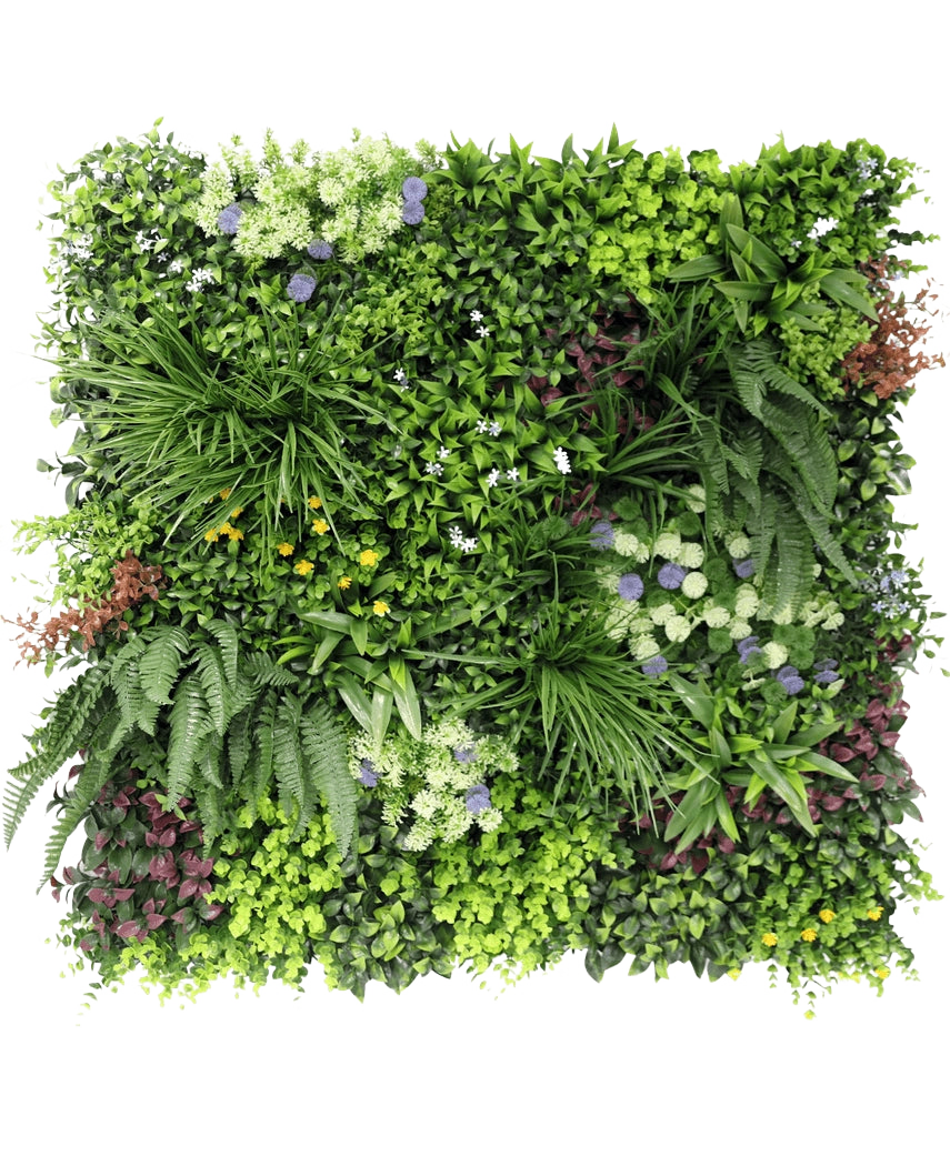 Die künstliche Hecke Vibrant 100x100 cm UV hat einen üppigen vertikalen Garten mit dichten grünen Pflanzen, Farnen und kleinen weißen, violetten und gelben Blüten in einem quadratischen Muster vor einem weißen Hintergrund.