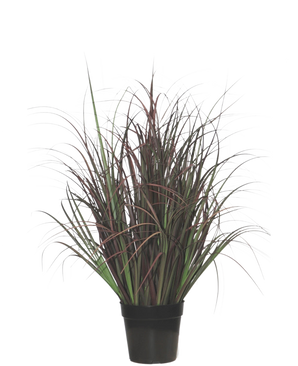 De Kunst Grasplant Wild Lawn 70 cm brandvertragend heeft dichte, overhangende groene en bordeauxrode bladeren in een zwarte plastic pot, die moderne stijl toevoegt aan elk interieur met brandvertragende veiligheid tegen een schone witte achtergrond.