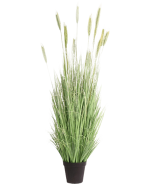 De Kunst Grasplant Groen 180 cm brandvertragend heeft lange, smalle groene bladeren en tarwe-achtige stengels, in een zwarte pot. Ideaal voor stijlvolle interieurdecoratie en bovendien brandvertragend. Afgebeeld tegen een witte achtergrond.